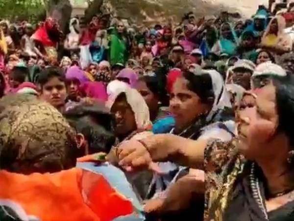 प्रियंका के सामने महिला ने पीएम के लिए कहे अपशब्द