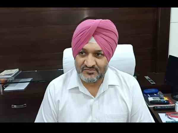 travel agency agent duped crores for offering job in foreign