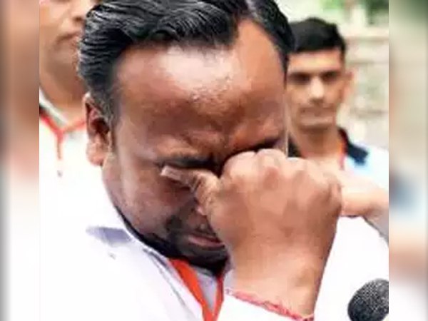 एक महीने दुकान से दूर रहकर मांगा वोट लेकिन 