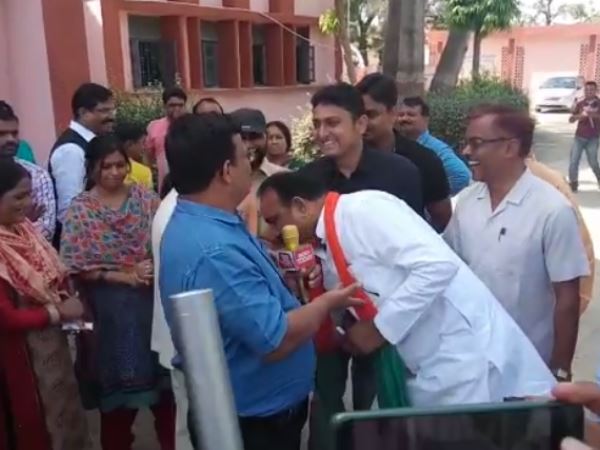 'प्रियंका ने इनके पैर नहीं छुए होंगे'