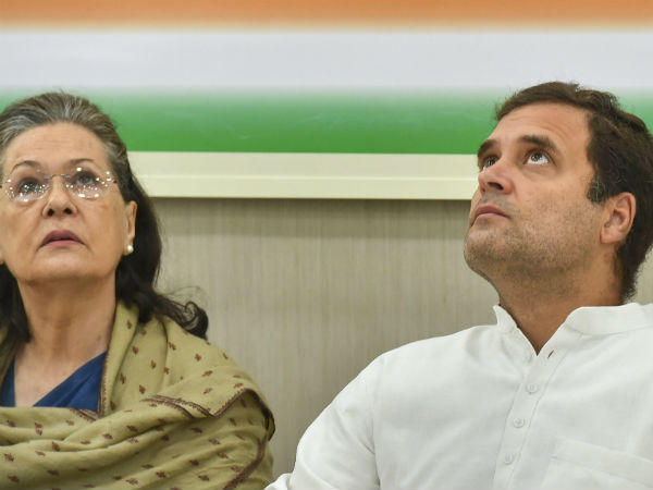 नेहरू-गांधी परिवार के हाथ में कांग्रेस की कमान