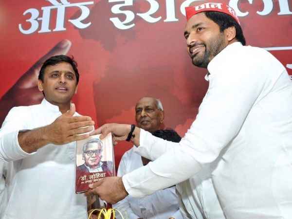 Police arrested the accused for extortion demanding Rs 10 lakh from Comedian Raju Shrivastav