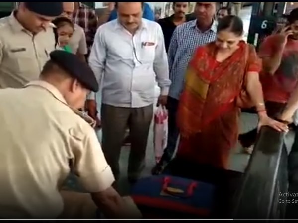 डॉग स्क्वायड ने की जांच