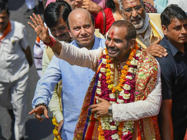 भारत माता की जय के नारे लगवाए