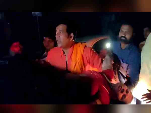 महिला को अपनी गाड़ी से भेजा अस्पताल