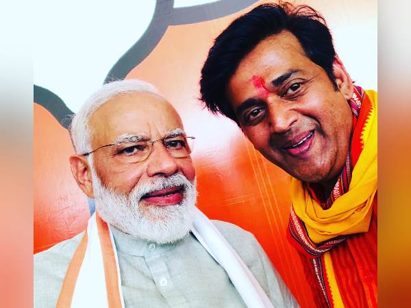 ravi kishan takes selfie with pm narendra modi