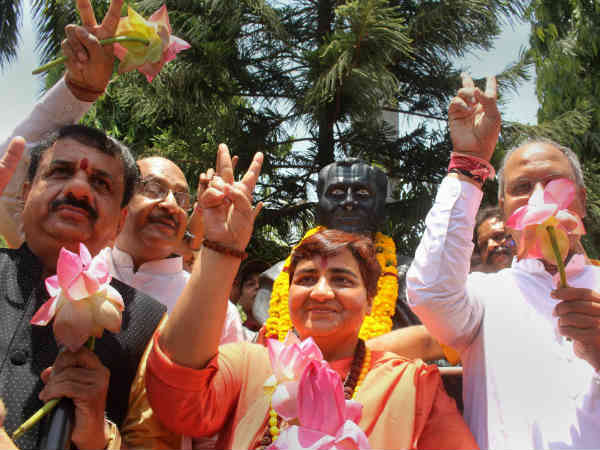 भारी विवादों के बावजूद चुनाव जीती हैं