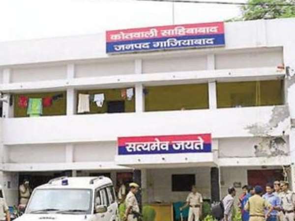 दिल्ली से सटे गाजियाबाद के साहिबाबाद थाने से लाखों के सामान की चोरी के मामले पुलिस को कोई ठोस सुराग हाथ नहीं लग सका है। साहिबाबाद थाने के अंदर मालखाने का ताला तोड़कर लाखों का सामान उड़ा ले गए। सोमवार (20 मई) को मालखाना से रविवार की रात को चोरी की गई थी, पुलिस ने दो महिलाओं को महिलाओं को हिरासत में लेकर पूछताछ की है लेकिन अभी भी वो चोरों के गैंग तक नहीं पहुंच सकी है। दिल्ली से सटे गाजियाबाद के साहिबाबाद थाने से लाखों के सामान की चोरी के मामले पुलिस को कोई ठोस सुराग हाथ नहीं लग सका है। साहिबाबाद थाने के अंदर मालखाने का ताला तोड़कर लाखों का सामान उड़ा ले गए। सोमवार (20 मई) को मालखाना से रविवार की रात को चोरी की गई थी, पुलिस ने दो महिलाओं को महिलाओं को हिरासत में लेकर पूछताछ की है लेकिन अभी भी वो चोरों के गैंग तक नहीं पहुंच सकी है।