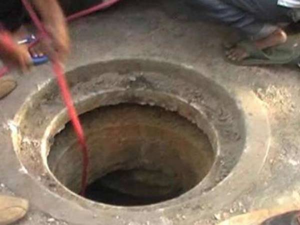 Two labours died during cleaning of sewer in Noida, NDRF Rescue dead bodies Two labours died during cleaning of sewer in Noida, NDRF Rescue dead bodies