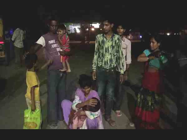 मां-बेटे को देखकर लोगों को आ गई दया