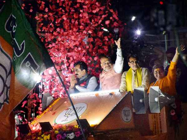 भोपाल में धर्मयुद्ध तेज भोपाल में धर्मयुद्ध तेज