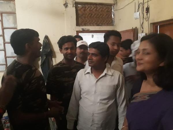 शालिनी ने तेज बहादुर को बांधी राखी शालिनी ने तेज बहादुर को बांधी राखी