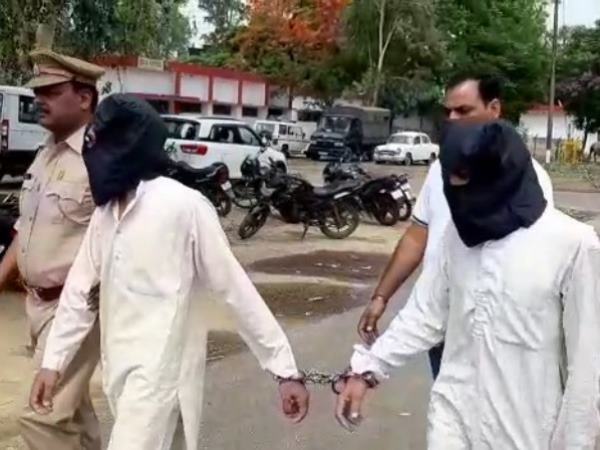 बार-बार बदल रहे बयान