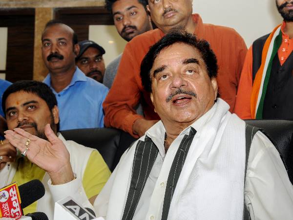 पति, पत्नी और मैं