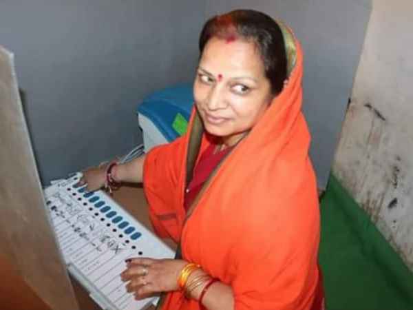 bjp mp Daddan Mishra takes photo with evm during sixth phase of polling