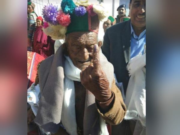 सम्मान के साथ बूथ पर लाए गए नेगी सम्मान के साथ बूथ पर लाए गए नेगी