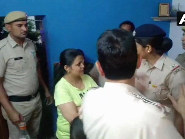 महिला ने बताया, क्यों फेंकी चप्पल महिला ने बताया, क्यों फेंकी चप्पल