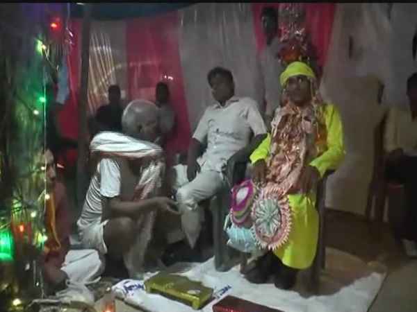 दूल्हे से बात कर शादी के लिए किया राजी