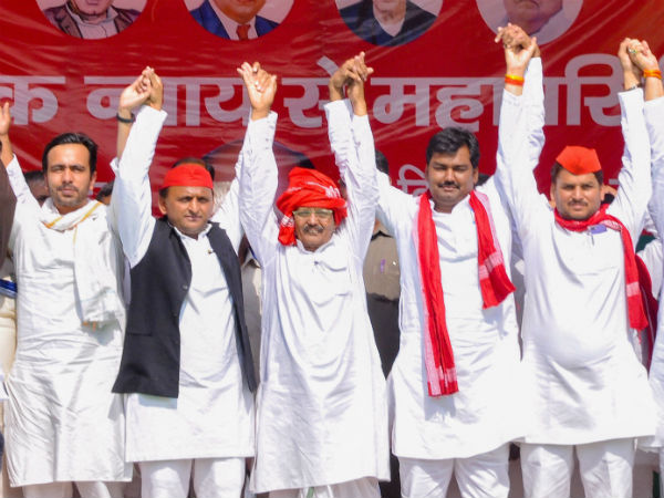 सपा तीन सीटें हार गई, पार्टी का बुरा हाल सपा तीन सीटें हार गई, पार्टी का बुरा हाल