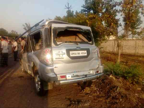 one STF jawan died and five injured after vehicle collides