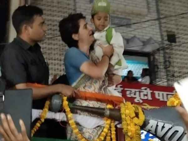 रोड शो में प्रियंका ने बच्चे को गोद में लिया रोड शो में प्रियंका ने बच्चे को गोद में लिया