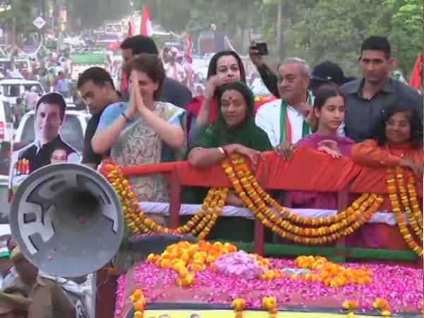 राज तिलक की करो तैयारी आ रहे हैं पंजा धारी राज तिलक की करो तैयारी आ रहे हैं पंजा धारी