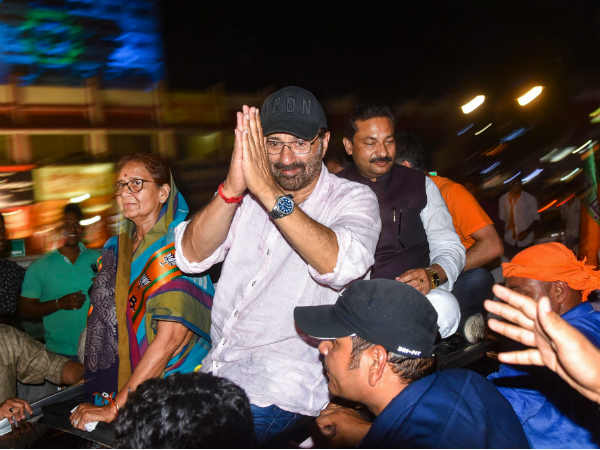 तोबड़तोड़ रोड शो कर रहे हैं सनी देओल