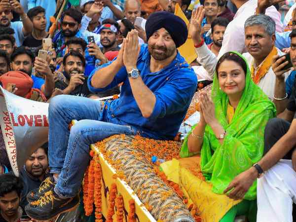 किस मामले पर EC ने लिया एक्शन