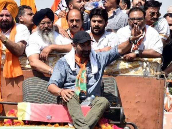 congress leader welcomed bjp candidate sunny deol in gurdaspur congress leader welcomed bjp candidate sunny deol in gurdaspur
