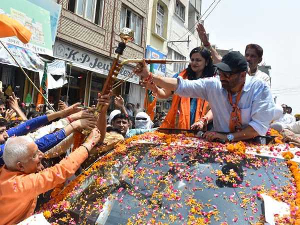 गाड़ियां क्षतिग्रस्त हुईं, फिर भी आगे बढ़ते गए सन्नी देओल