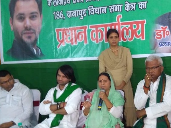 पोस्टर पर फोटो ना देख भड़के तेज प्रताप