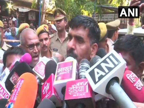 हलफनामे में दी अलग-अलग जानकारी