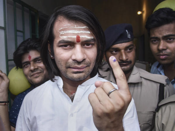 वोटिंग के समय कहां गायब हुए तेजस्वी?