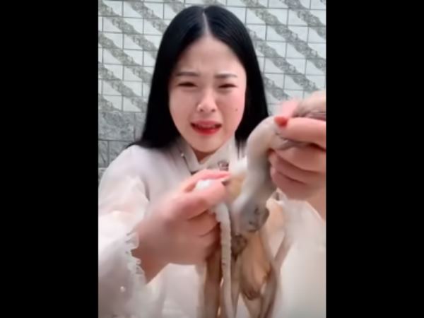 लोगों ने की महिला की आलोचना लोगों ने की महिला की आलोचना