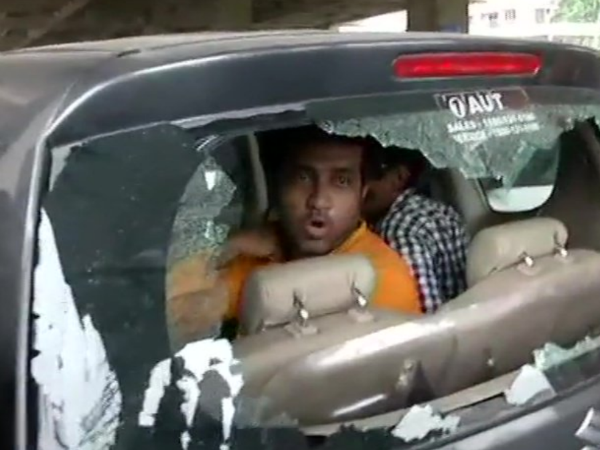 भाजपा कार्यकर्ताओं पर फिर हुए हमले, गाड़ियों पर हुआ पथराव भाजपा कार्यकर्ताओं पर फिर हुए हमले, गाड़ियों पर हुआ पथराव