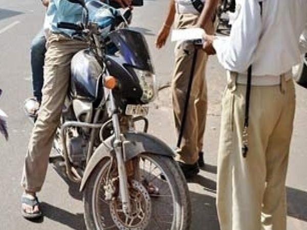 बिना हेलमेट पहने पुलिस कांस्टेबल को रोका तो पहुंचा जेल 