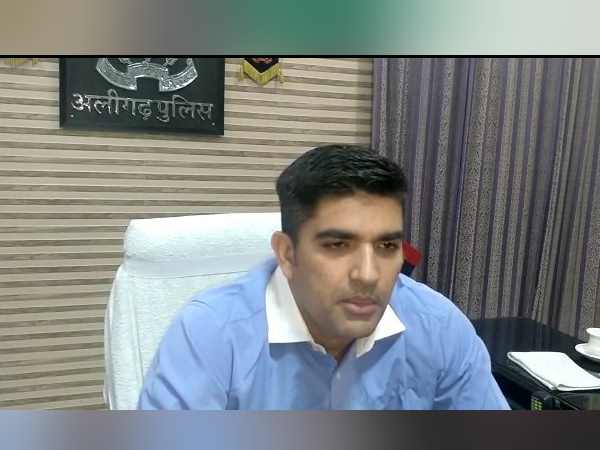 नशे में धुत पुलिसकर्मी ने लोगों पर तान दी रायफल