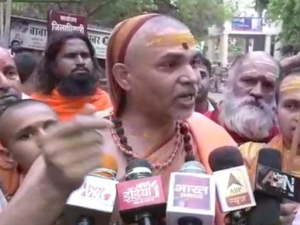 शिष्यों के साथ धरने पर बैठे स्वामी अविमुक्तेश्वरनंद