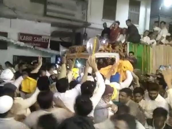 सिखों ने भेंट किया दुपट्टा