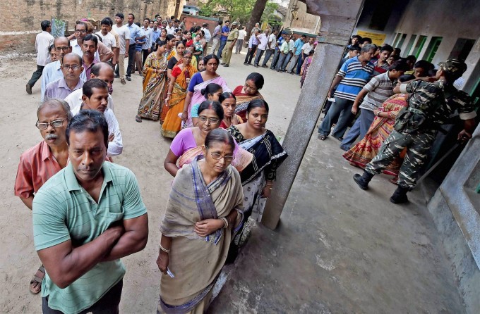 पोलिंग बूथ पर ली गई तस्वीर 