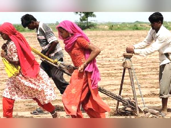 इन स्टेशनों को पानी की बोतलें वितरित की जा रही हैं