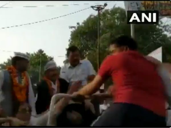 रोड शो के दौरान जीप पर चढ़ सुरेश ने किया केजरीवाल पर हमला