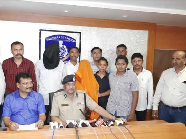 पिता की हत्या और मां के जेल जाने से दो बेटियां बेसहारा हुईं