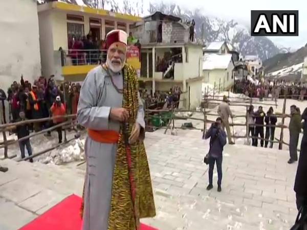 पीएम मोदी ने पहना स्लेटी रंग का चोगा