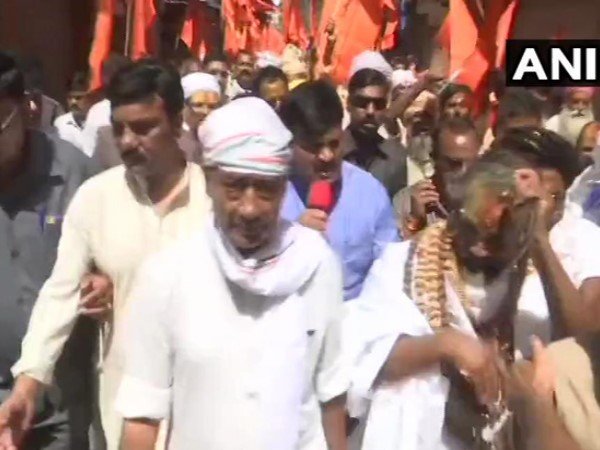 कंप्यूटर बाबा ने दिग्विजय सिंह के लिए रोड शो भी किया कंप्यूटर बाबा ने दिग्विजय सिंह के लिए रोड शो भी किया