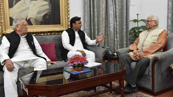 akhilesh yadav meets governor ram naik