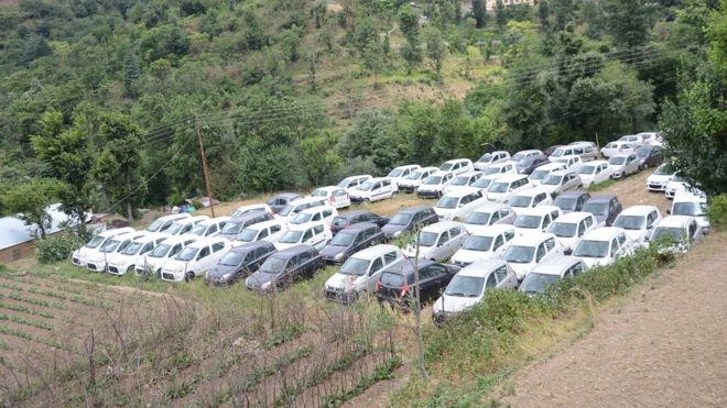 हिमाचल प्रदेश के खेतों में खड़ी हुईं कारें हिमाचल प्रदेश के खेतों में खड़ी हुईं कारें