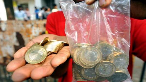 10 के बाद अब 5 रुपए के नोट और सिक्के से भी कतराने लगे