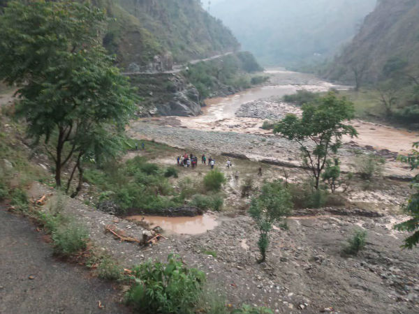  बादल फटने से गांव में भरा मलबा