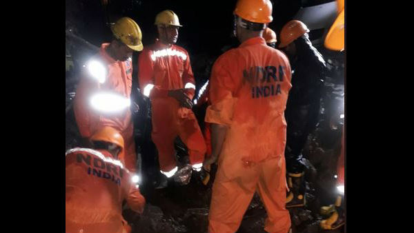  झुग्गियों पर गिरी दीवार